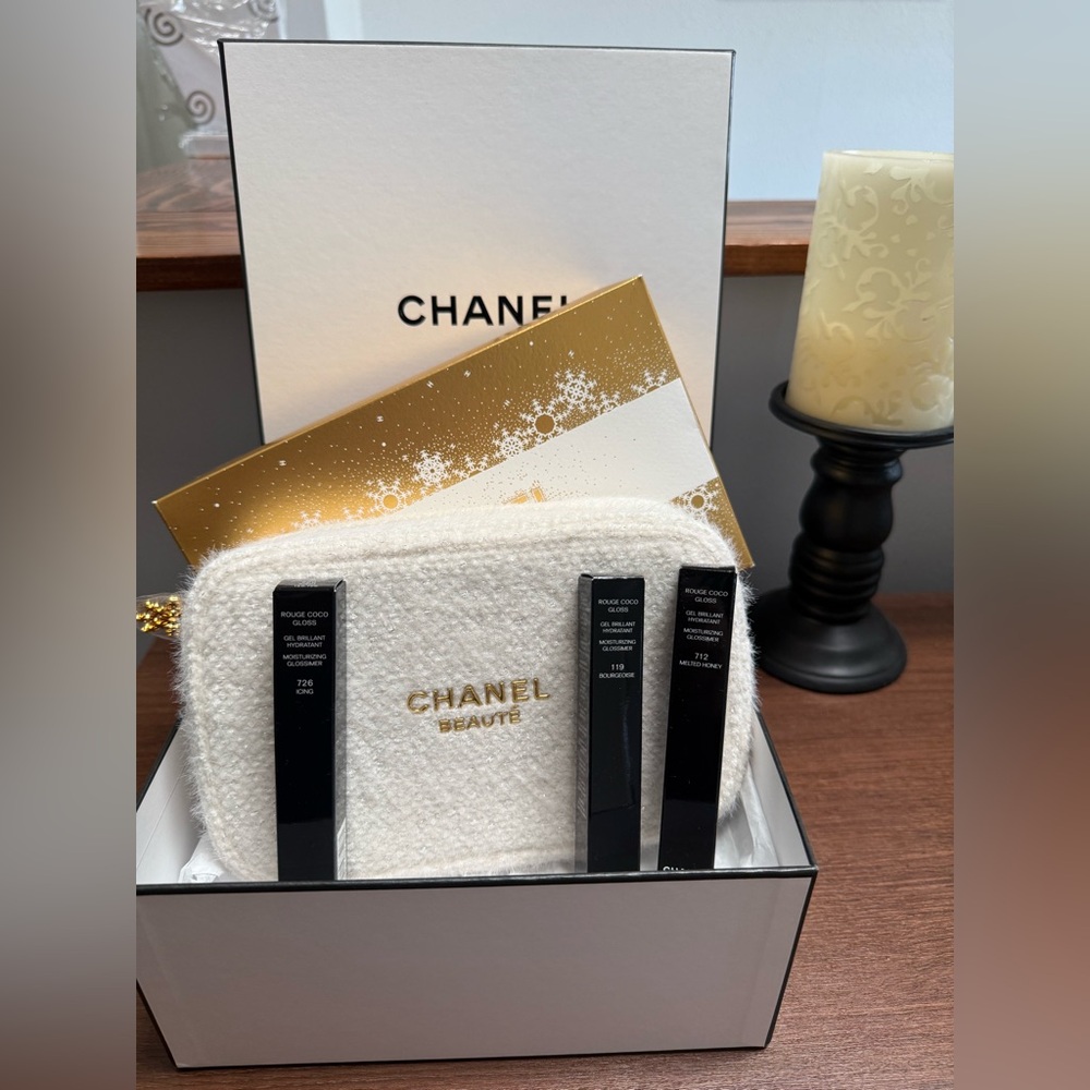 CHANEL MAXIMUM BRILLIANCE LIPGLOSS SET, WITH POUCH AND CHARM & BOX